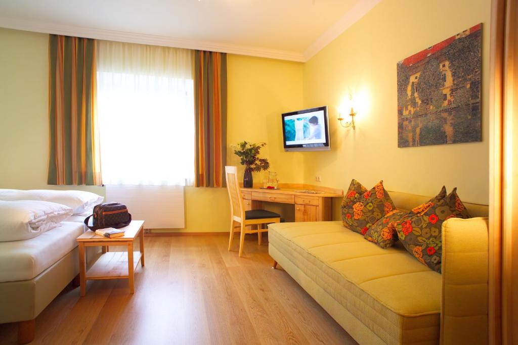 TV a/nebo společenská místnost v ubytování Hotel & Restaurant Ragginger Attersee