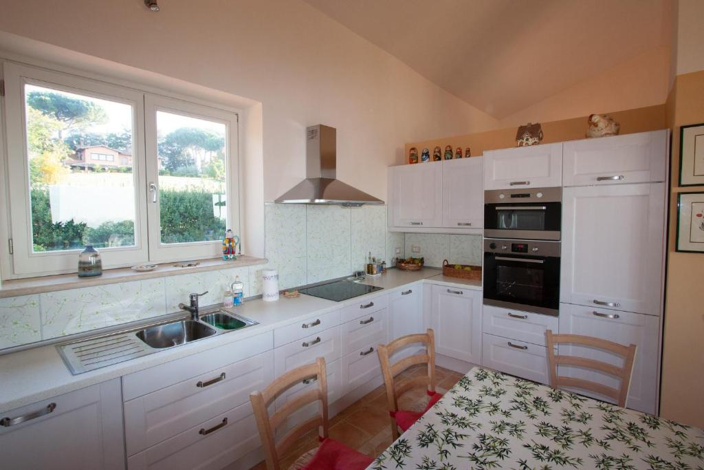 Kuchyňa alebo kuchynka v ubytovaní Villa Stauder