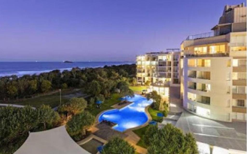 Bazén v ubytování Marcoola Surf Air Hotel Room 2515 nebo v jeho okolí