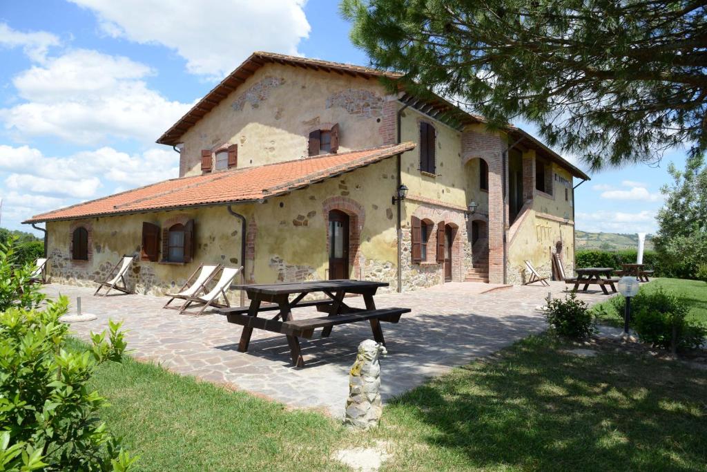 Agriturismo Volta Di Sacco في غروسيتو: منزل أمامه طاولة نزهة