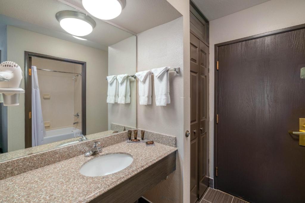 Wingate by Wyndham Memphis East - King Room - Acceso A Movilidad/no Fumar