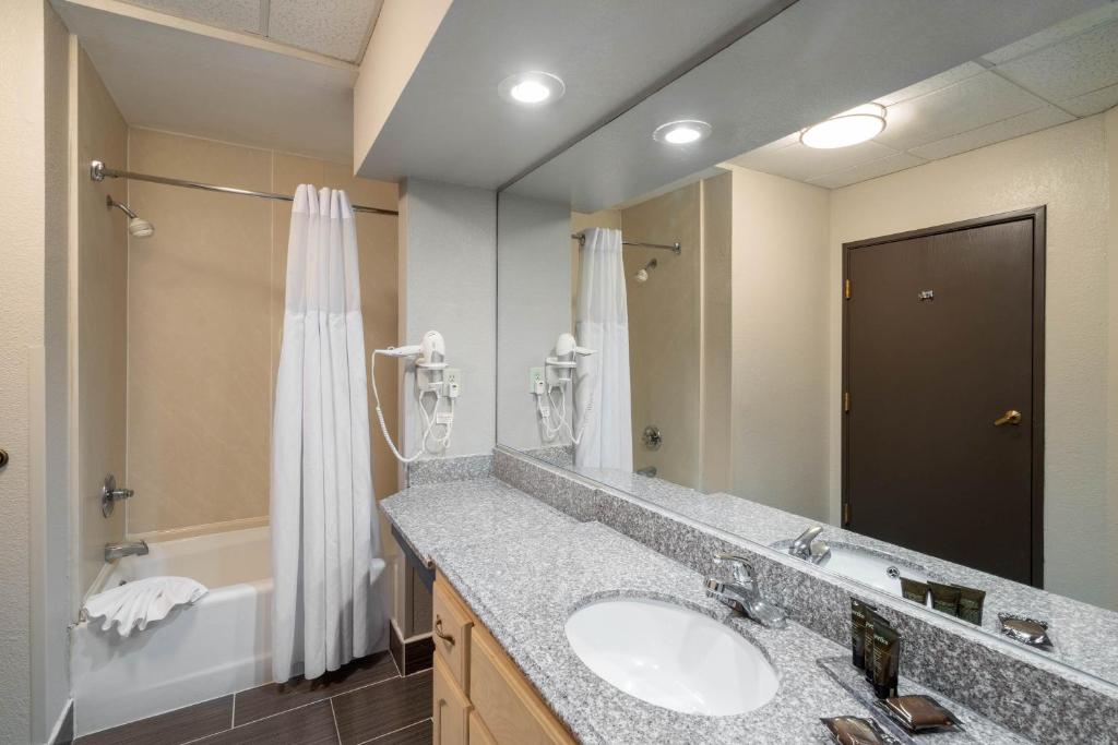 Wingate by Wyndham Memphis East - Queen Room Met Twee Queensize Bedden - Niet -roken