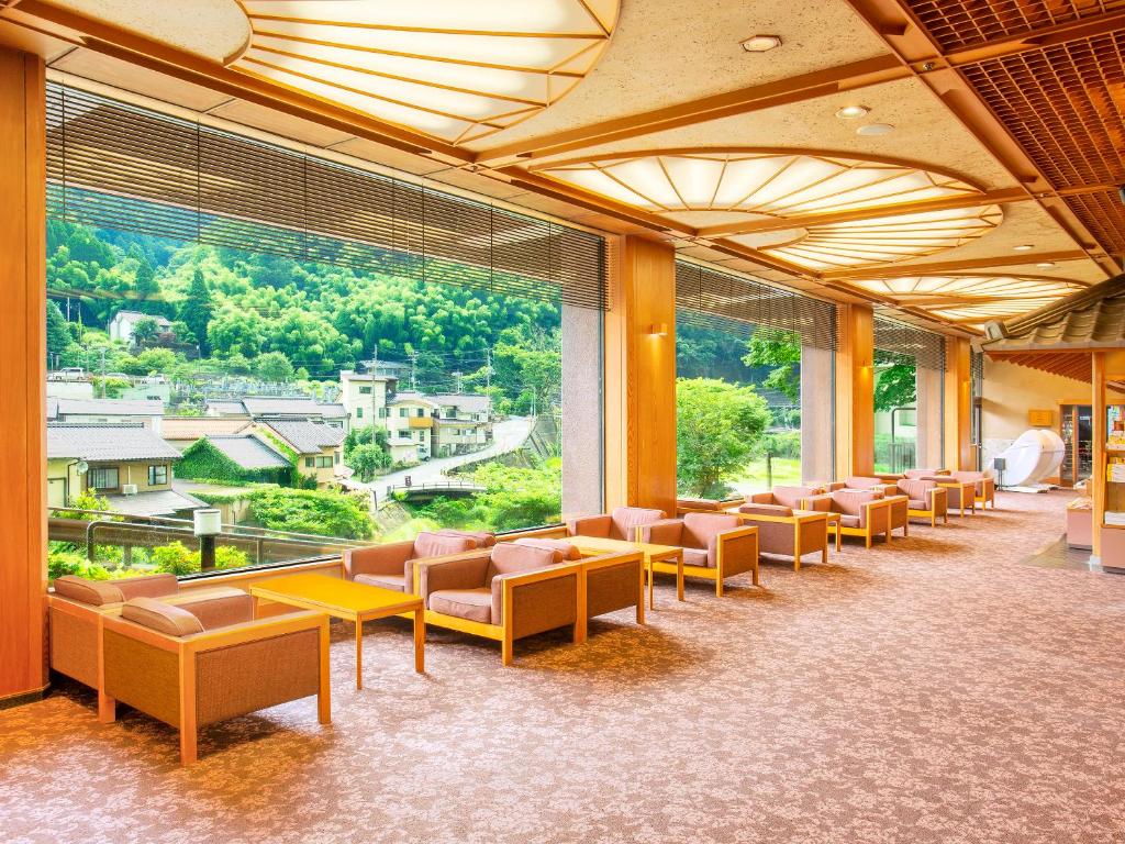 Posezení v ubytování Ooedo Onsen Monogatari Miyoshiya