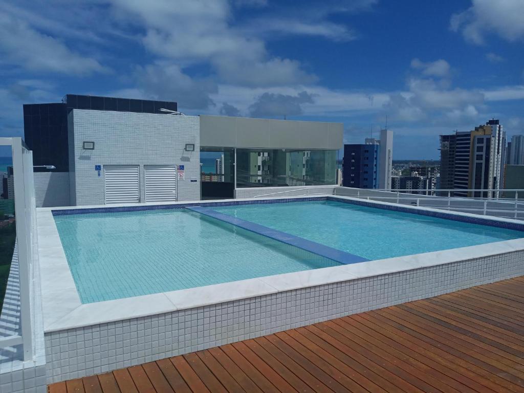 une grande piscine sur le toit d'un bâtiment dans l'établissement Espetacular Flat Miramar 3, à João Pessoa