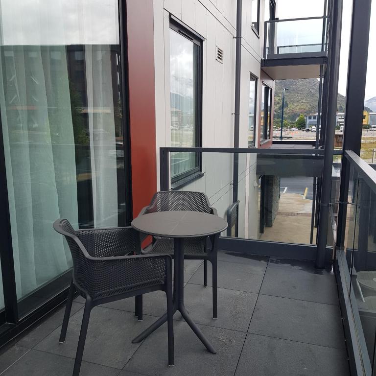 Quest Queenstown Apartments Remarkables Parkにあるバルコニーまたはテラス