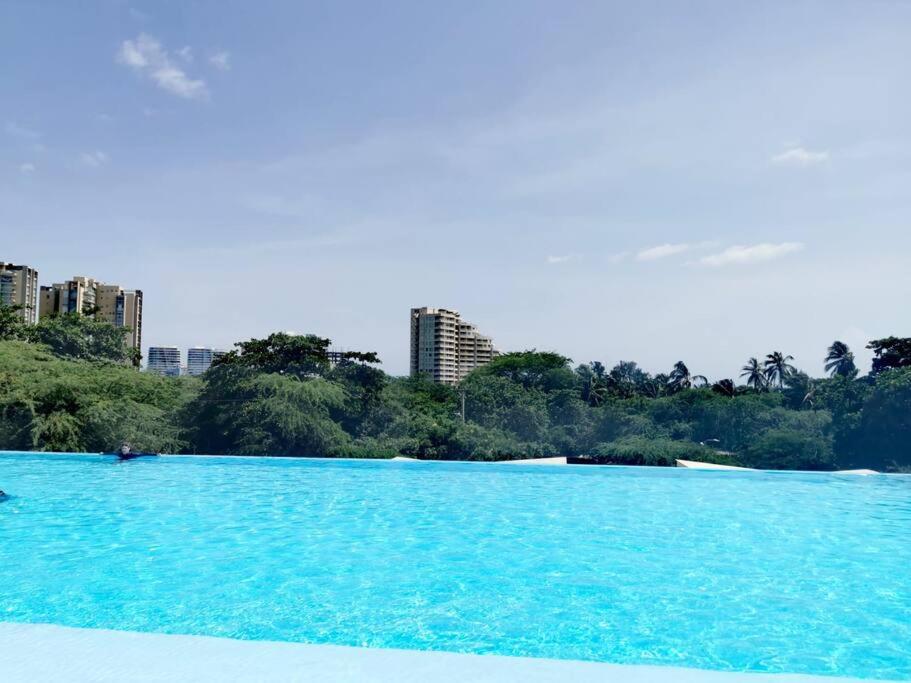 サンタ・マルタにあるPozos colorado Bello horizonte - Apartamento 70 mt2の背景の大きな青い水