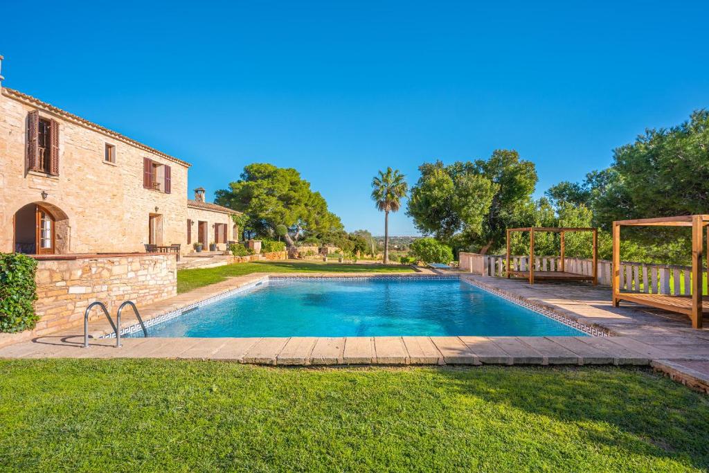 ein Pool in einem Hof neben einem Gebäude in der Unterkunft Es turo de Mallorca in Ses Salines