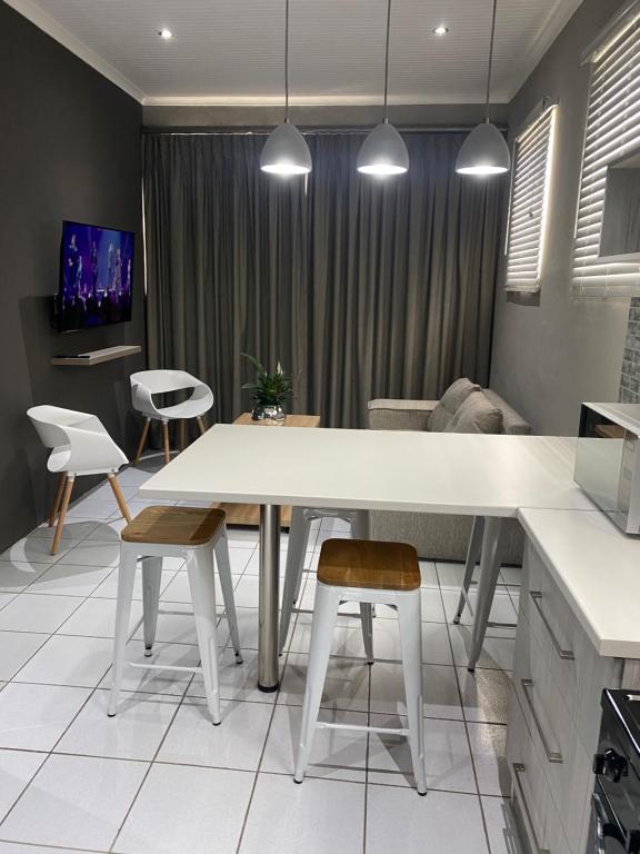 a dining room with a white table and chairs at Adventure Apartment - Colchester - 5km from Elephant Park in Colchester