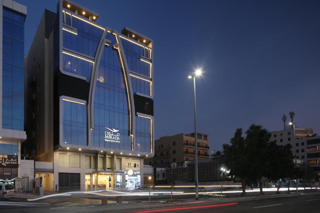 ein Gebäude mit vielen Fenstern auf einer Stadtstraße in der Unterkunft Mirada Purple - Zahra in Dschidda