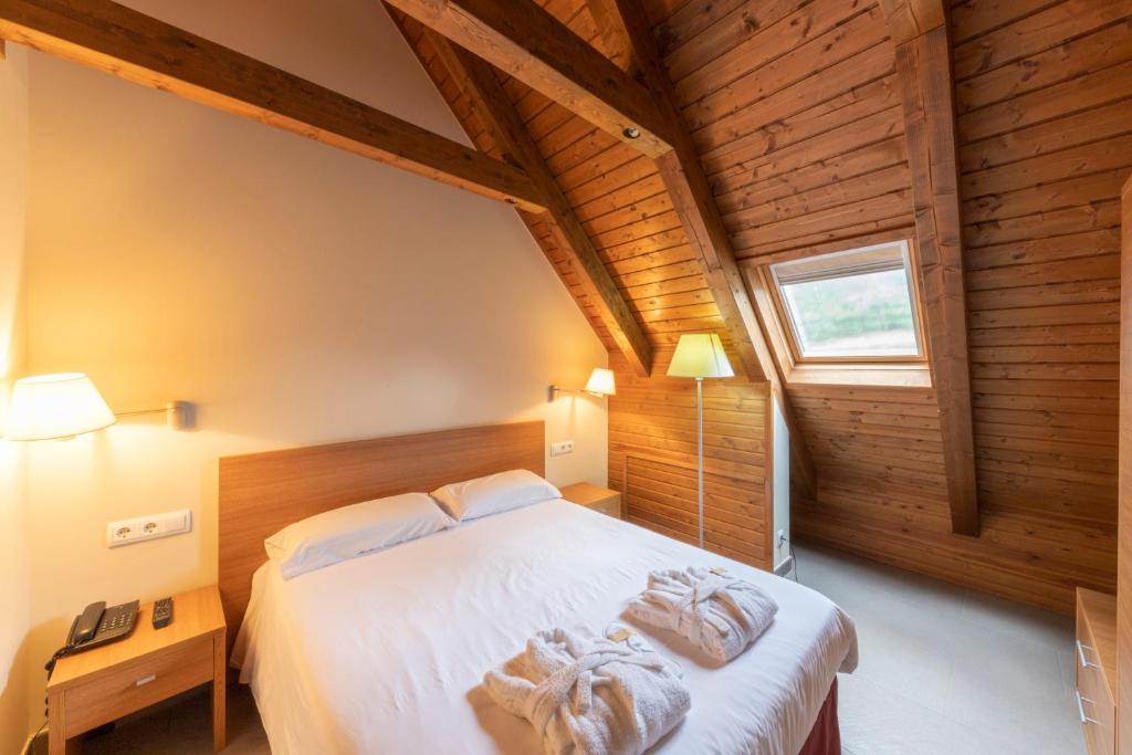 A bed or beds in a room at Apartaments Trainera