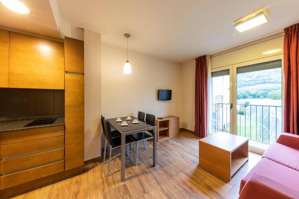 A television and/or entertainment centre at Apartaments Trainera