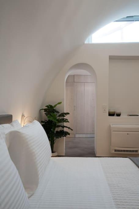 Postel nebo postele na pokoji v ubytování Occhio Luxury Villas Santorini with private pool