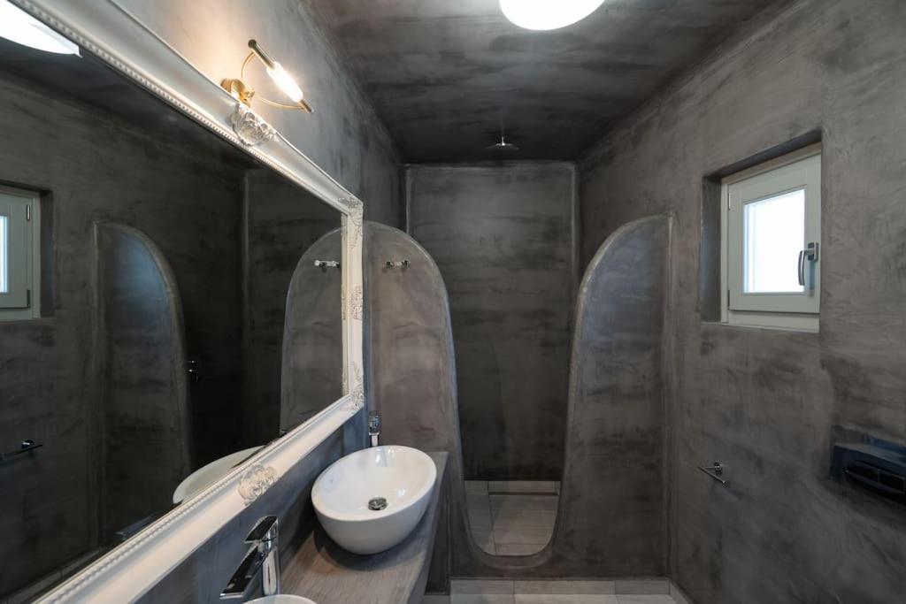 Koupelna v ubytování Occhio Luxury Villas Santorini with private pool