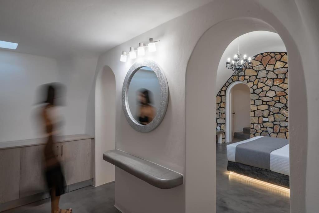 Postel nebo postele na pokoji v ubytování Occhio Luxury Villas Santorini with private pool