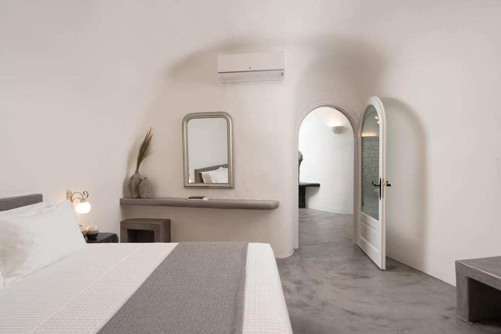 Postel nebo postele na pokoji v ubytování Occhio Luxury Villas Santorini with private pool