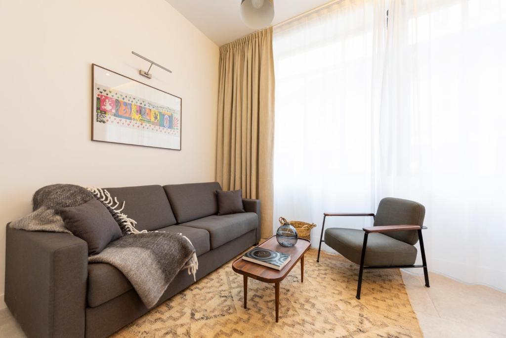 un salon avec un canapé et une chaise dans l'établissement Stockholm, à Paris