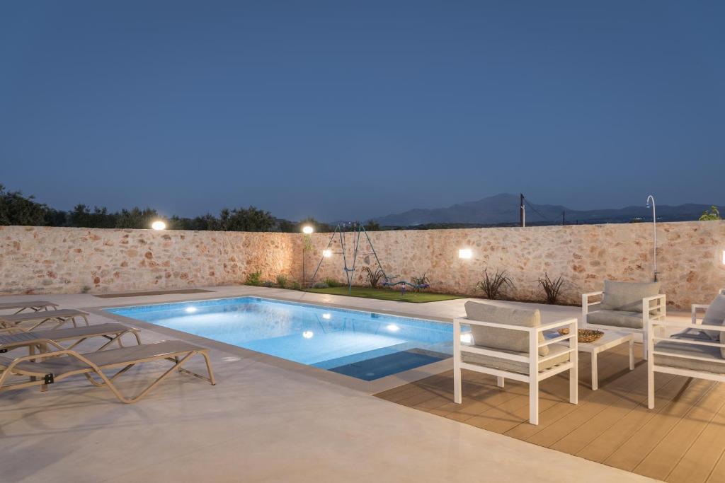 Bazén v ubytovaní Evaero Villas I, II, III, IV, Family Retreats, By ThinkVilla alebo v jeho blízkosti