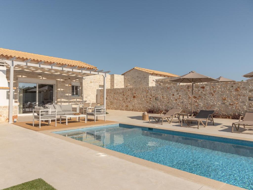 Bazén v ubytovaní Evaero Villas I, II, III, IV, Family Retreats, By ThinkVilla alebo v jeho blízkosti