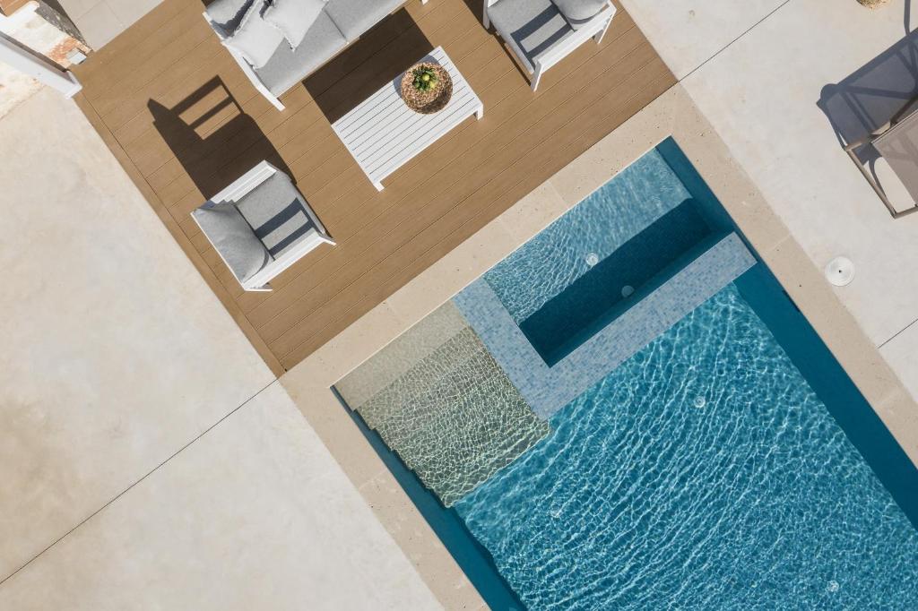 Bazén v ubytovaní Evaero Villas I, II, III, IV, Family Retreats, By ThinkVilla alebo v jeho blízkosti