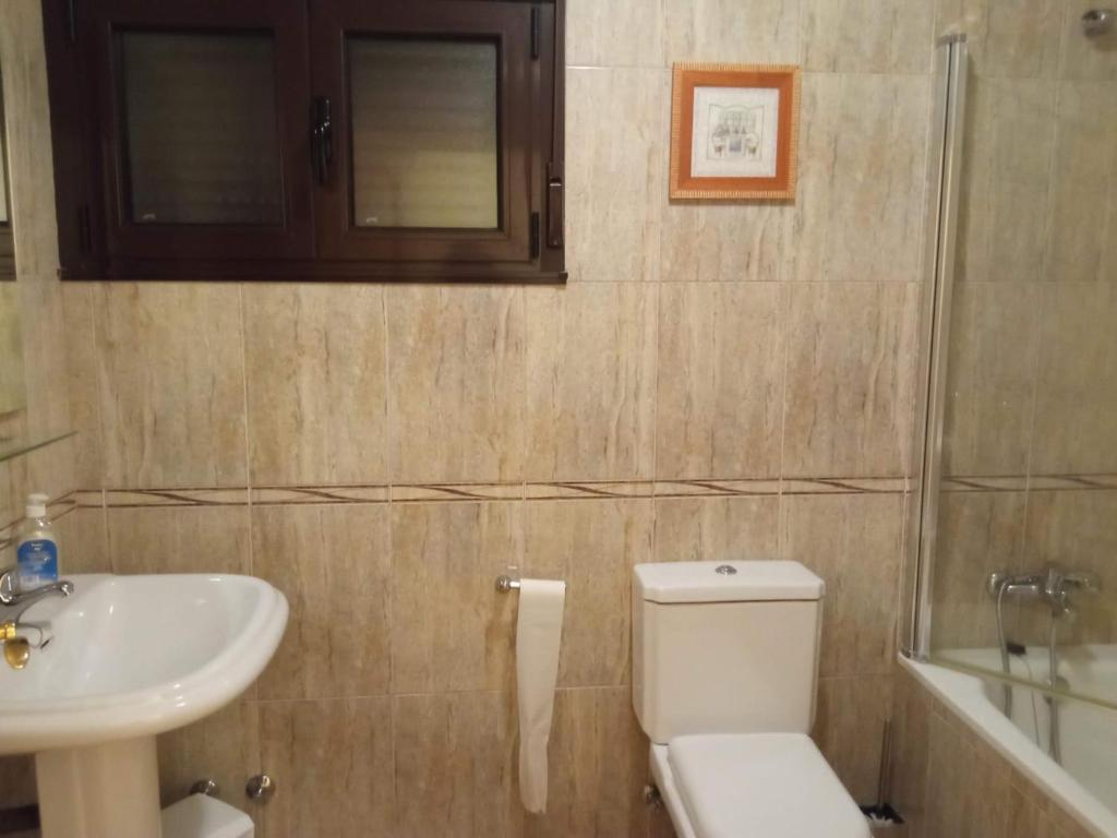 A bathroom at Casa Rural Blascosancho