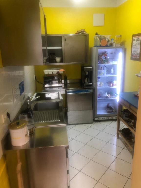 Kuchyň nebo kuchyňský kout v ubytování Backpackers Düsseldorf - SELF CHECK-IN