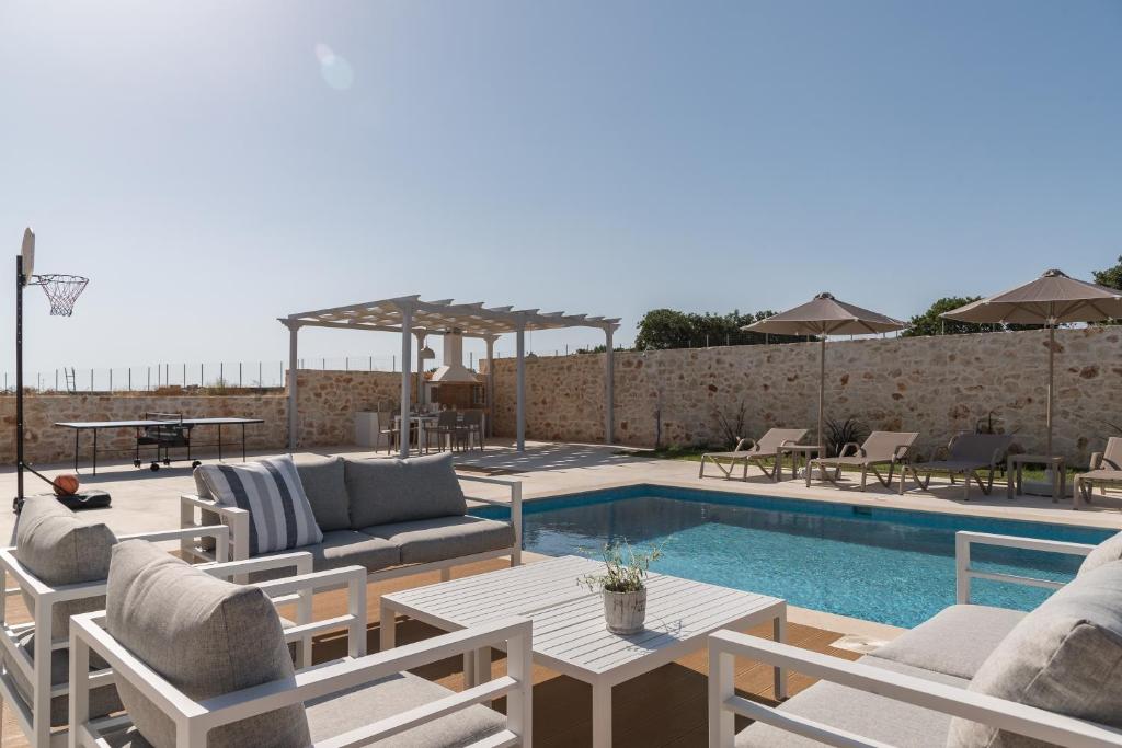 Bazén v ubytovaní Evaero Villas I, II, III, IV, Family Retreats, By ThinkVilla alebo v jeho blízkosti