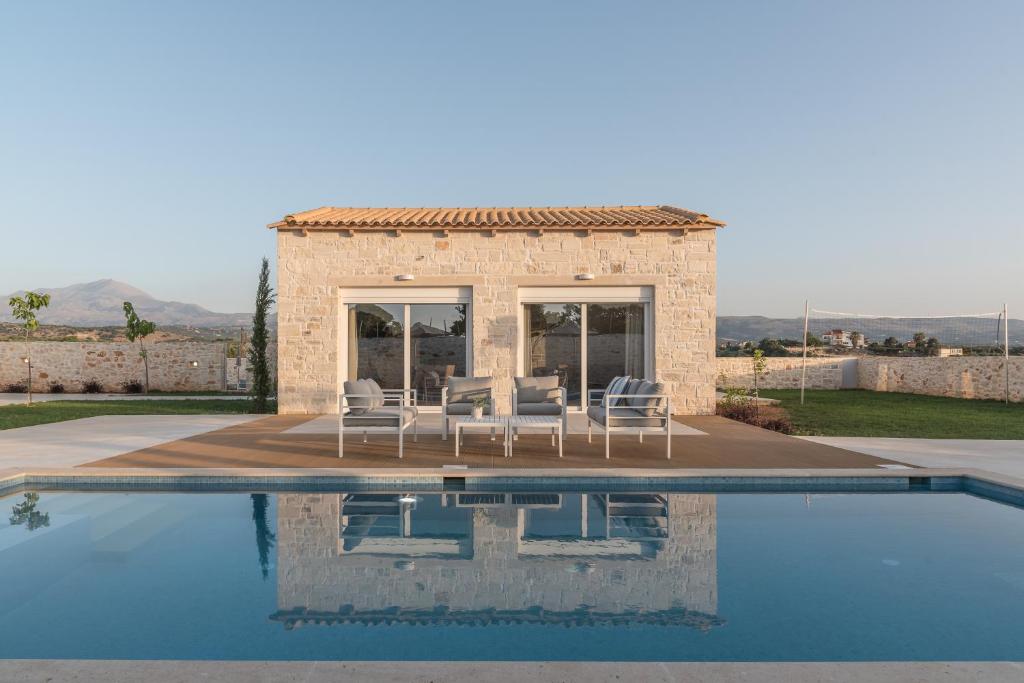 Bazén v ubytovaní Evaero Villas I, II, III, IV, Family Retreats, By ThinkVilla alebo v jeho blízkosti