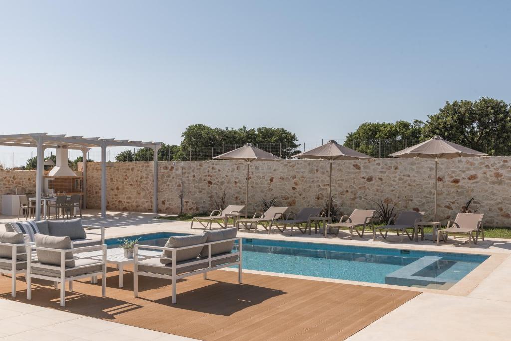 Bazén v ubytovaní Evaero Villas I, II, III, IV, Family Retreats, By ThinkVilla alebo v jeho blízkosti