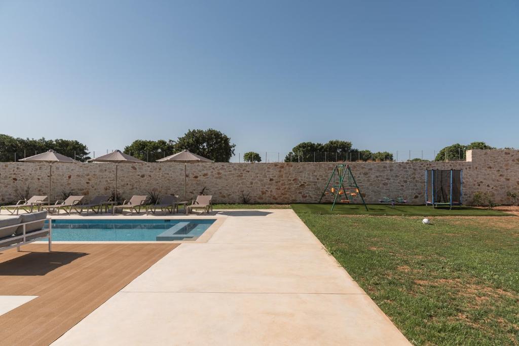 Bazén v ubytovaní Evaero Villas I, II, III, IV, Family Retreats, By ThinkVilla alebo v jeho blízkosti