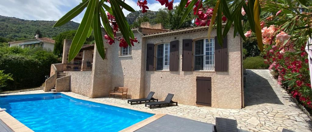 eine Villa mit einem Pool vor einem Haus in der Unterkunft Villa Vence in Vence