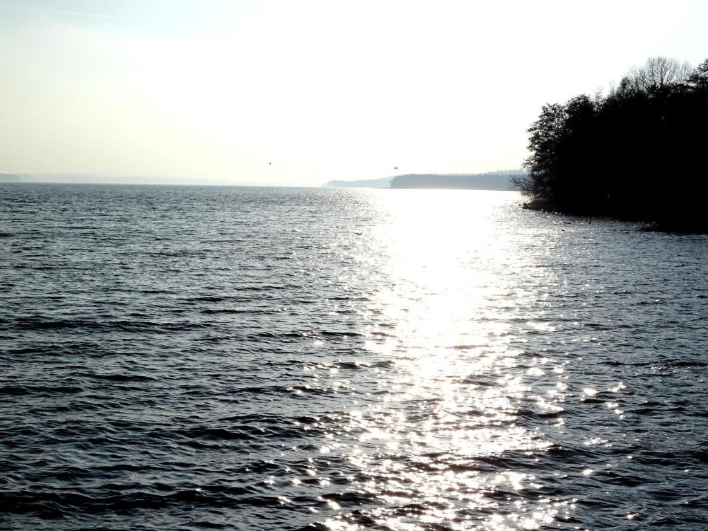 a view of a large body of water at Neubrandenburg-Wasser,Natur,Zentrum,Ladestation für E-Autos in Neubrandenburg