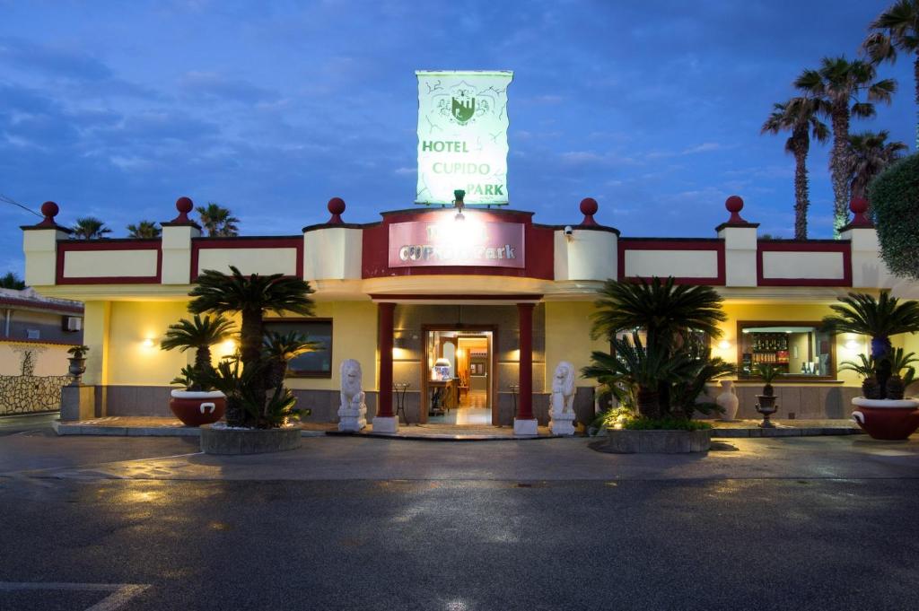 un hotel con palmeras frente a un edificio en cupido park en Licola