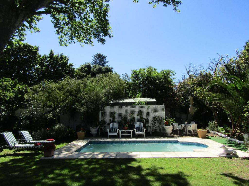 בריכת השחייה שנמצאת ב-Brooklands House או באזור