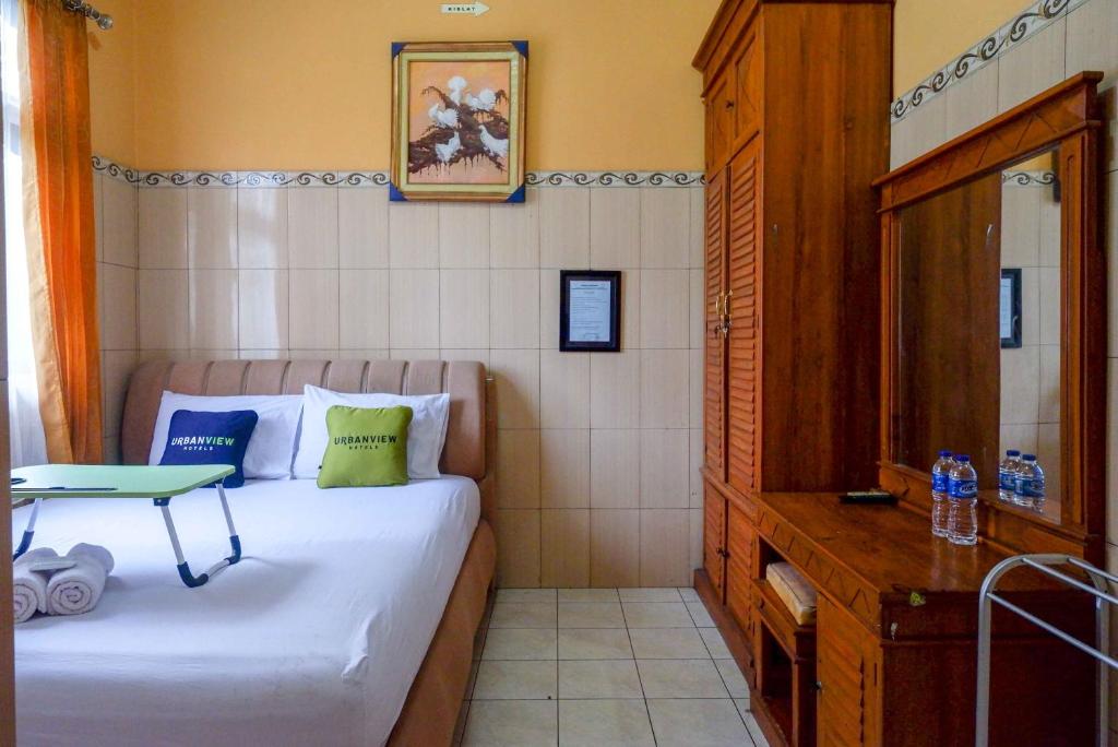 Postel nebo postele na pokoji v ubytování Urbanview Hotel Anugrah Kendal by RedDoorz