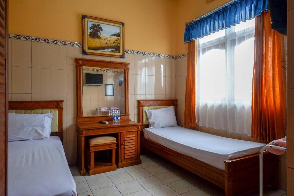 Postel nebo postele na pokoji v ubytování Urbanview Hotel Anugrah Kendal by RedDoorz