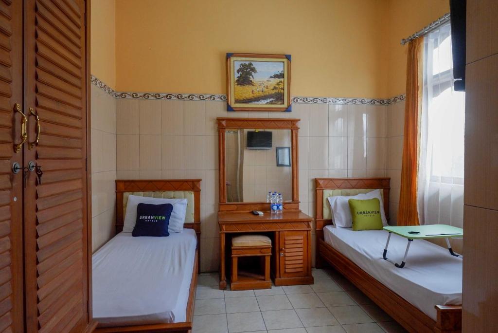 Postel nebo postele na pokoji v ubytování Urbanview Hotel Anugrah Kendal by RedDoorz