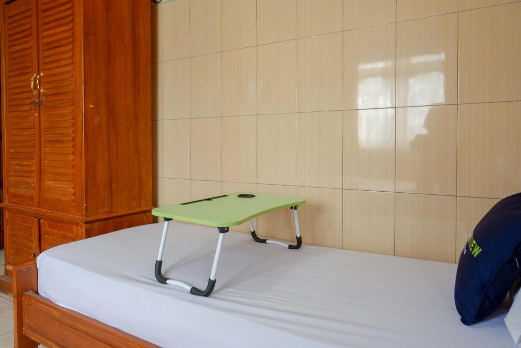 Postel nebo postele na pokoji v ubytování Urbanview Hotel Anugrah Kendal by RedDoorz