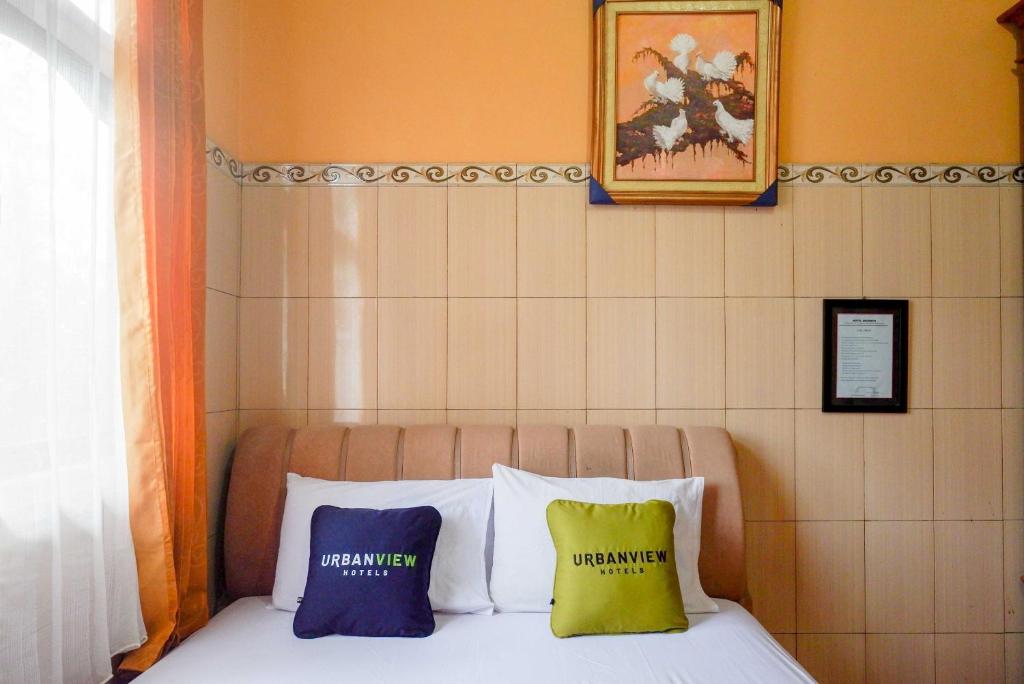 Postel nebo postele na pokoji v ubytování Urbanview Hotel Anugrah Kendal by RedDoorz