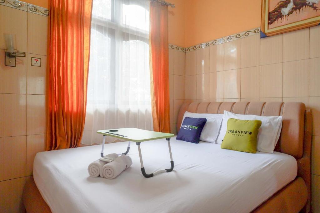 Postel nebo postele na pokoji v ubytování Urbanview Hotel Anugrah Kendal by RedDoorz