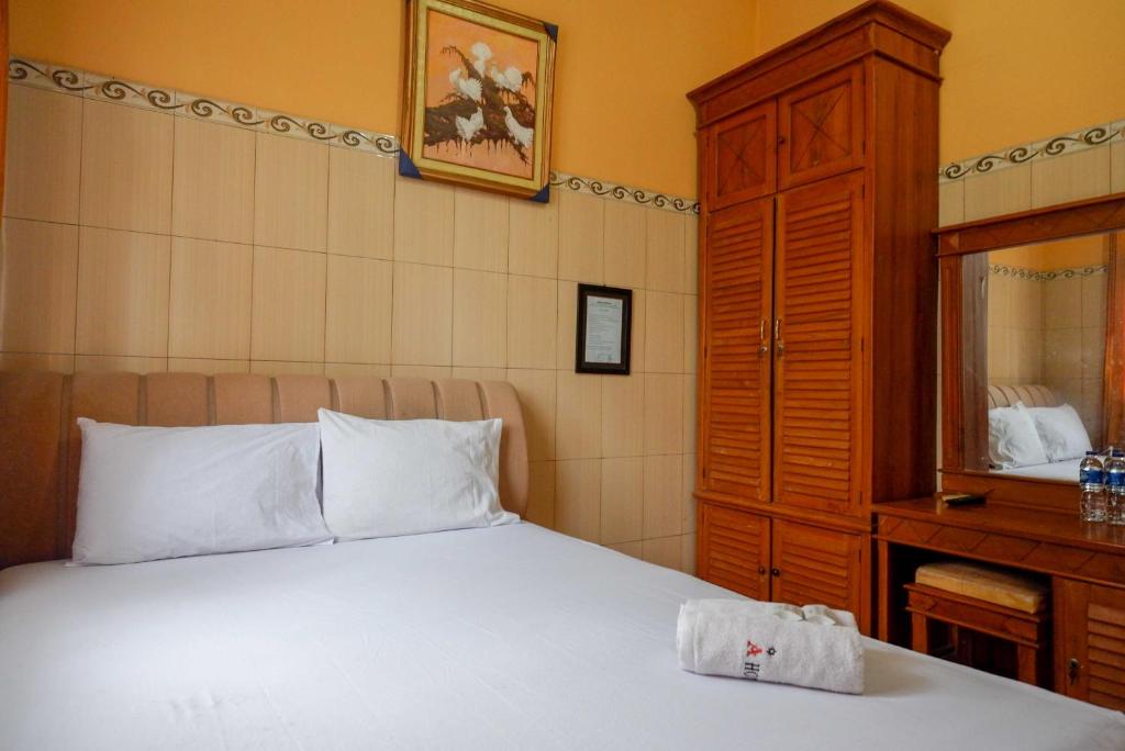 Postel nebo postele na pokoji v ubytování Urbanview Hotel Anugrah Kendal by RedDoorz