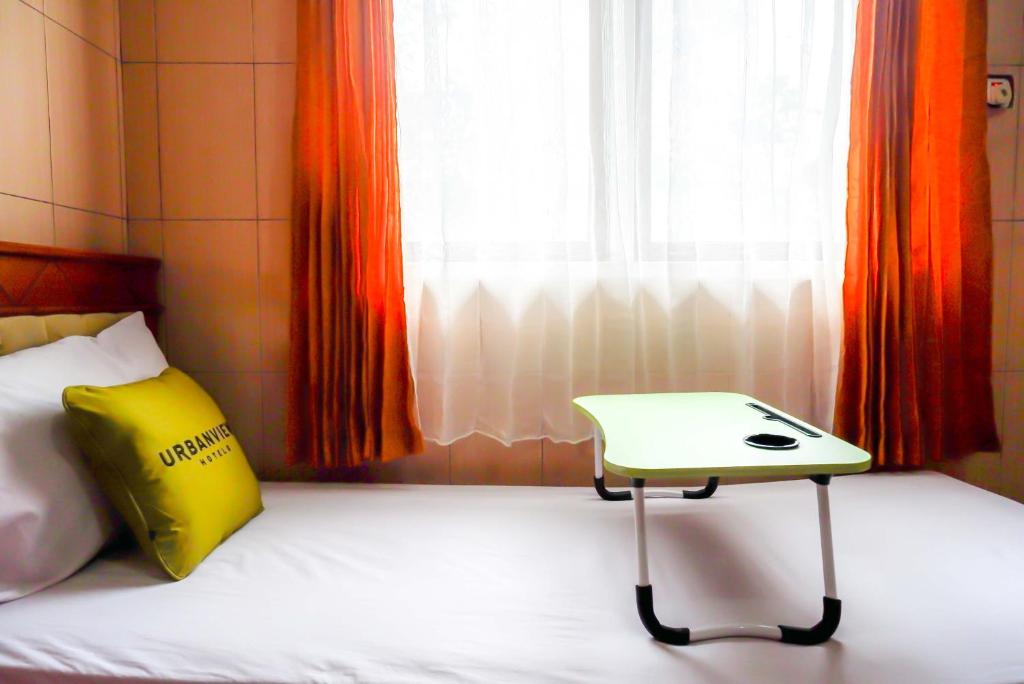 Postel nebo postele na pokoji v ubytování Urbanview Hotel Anugrah Kendal by RedDoorz