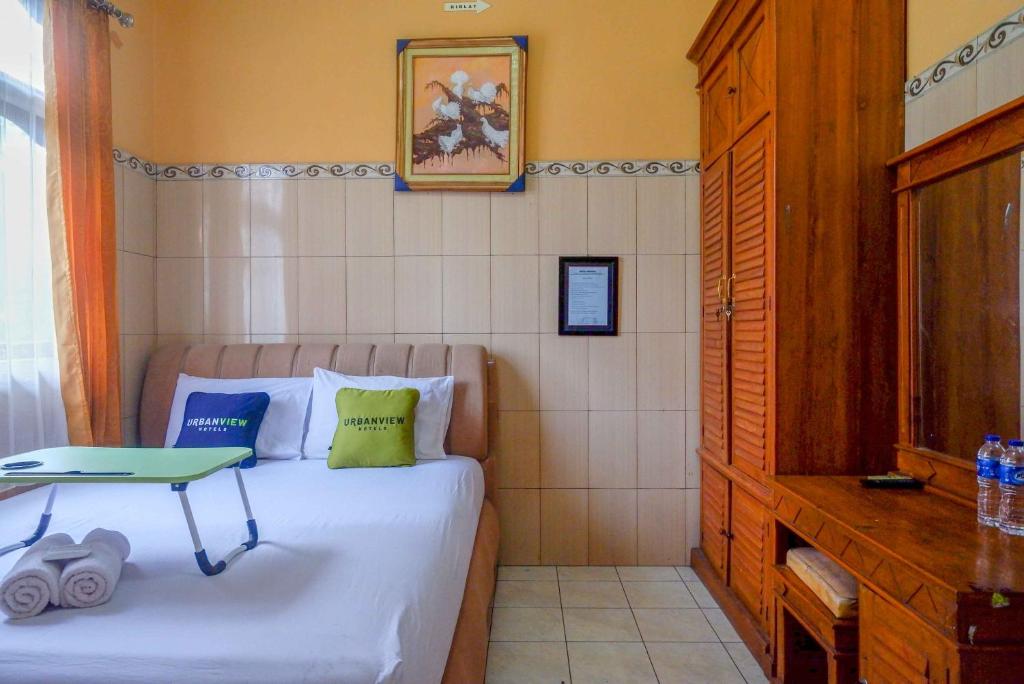 Postel nebo postele na pokoji v ubytování Urbanview Hotel Anugrah Kendal by RedDoorz