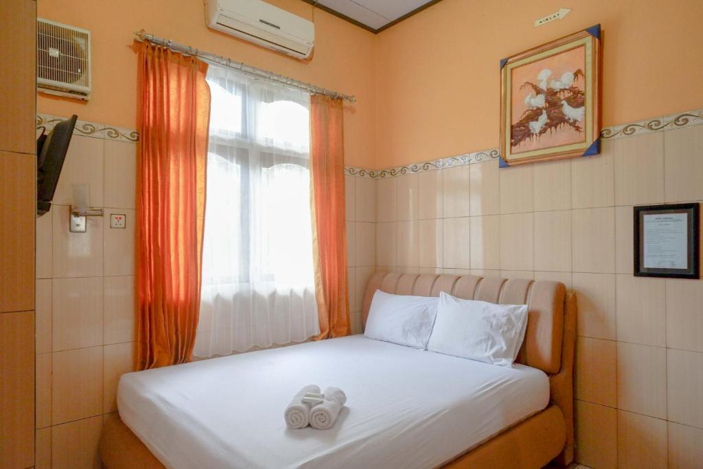 Postel nebo postele na pokoji v ubytování Urbanview Hotel Anugrah Kendal by RedDoorz
