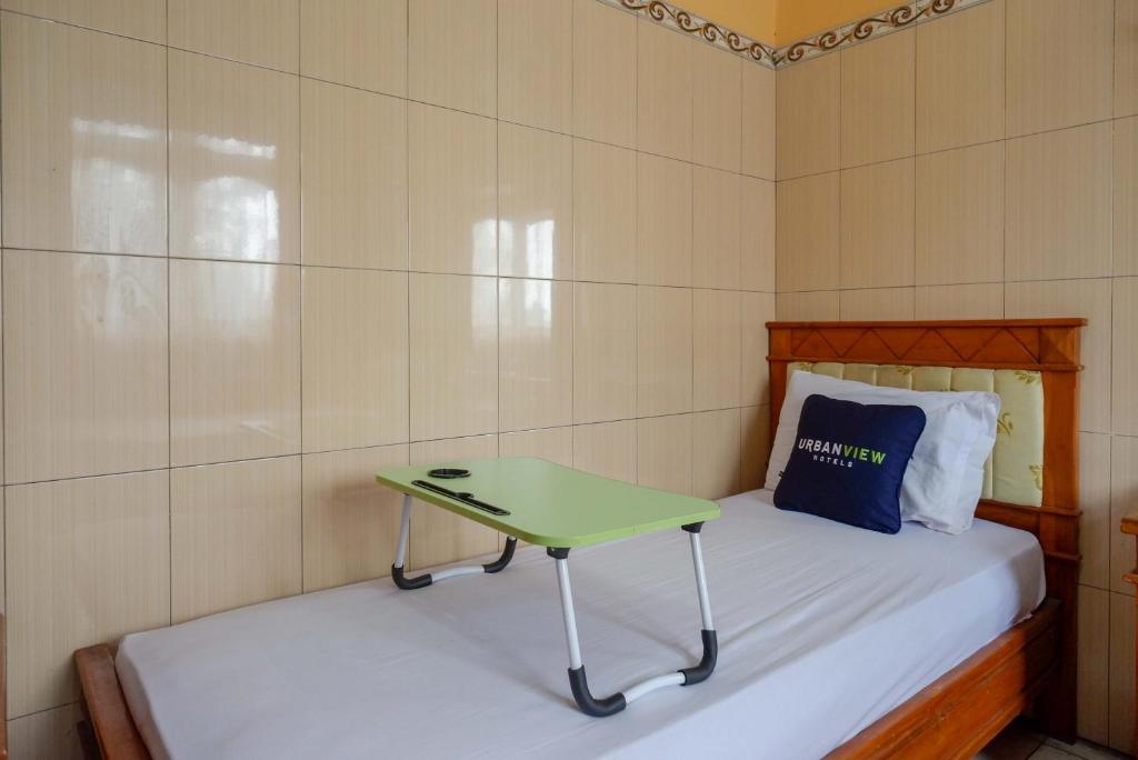 Postel nebo postele na pokoji v ubytování Urbanview Hotel Anugrah Kendal by RedDoorz