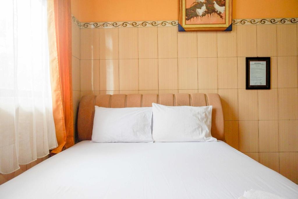 Postel nebo postele na pokoji v ubytování Urbanview Hotel Anugrah Kendal by RedDoorz