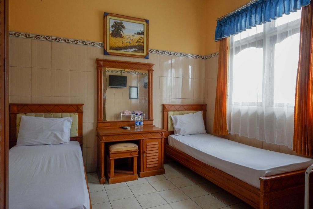 Postel nebo postele na pokoji v ubytování Urbanview Hotel Anugrah Kendal by RedDoorz
