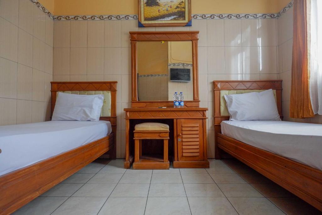 Postel nebo postele na pokoji v ubytování Urbanview Hotel Anugrah Kendal by RedDoorz