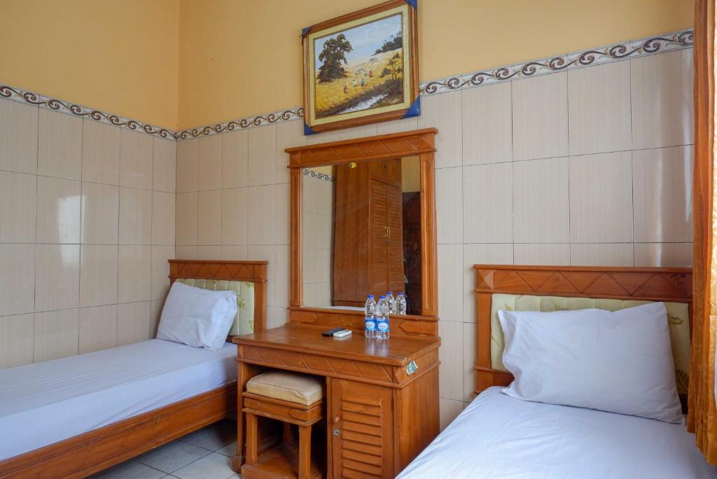 Postel nebo postele na pokoji v ubytování Urbanview Hotel Anugrah Kendal by RedDoorz