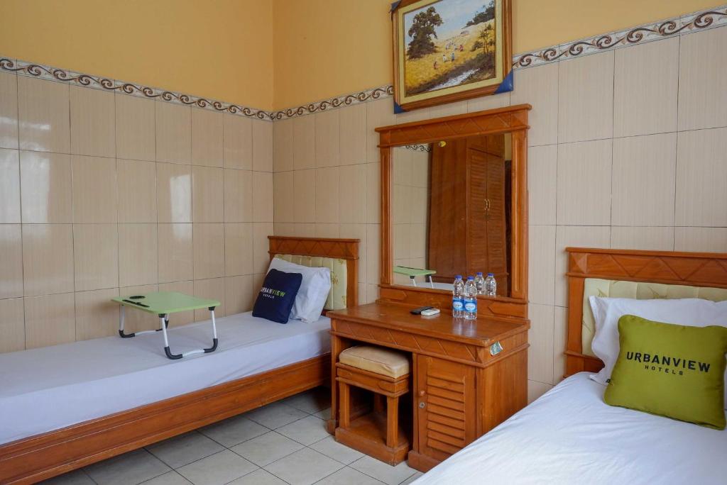 Postel nebo postele na pokoji v ubytování Urbanview Hotel Anugrah Kendal by RedDoorz