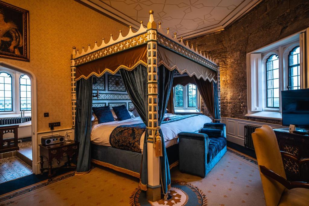 Postel nebo postele na pokoji v ubytování Thornbury Castle - A Relais & Chateaux Hotel
